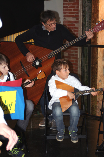 Balalaika-Kontrabass spielen lernen – bei Kolibri-Band!